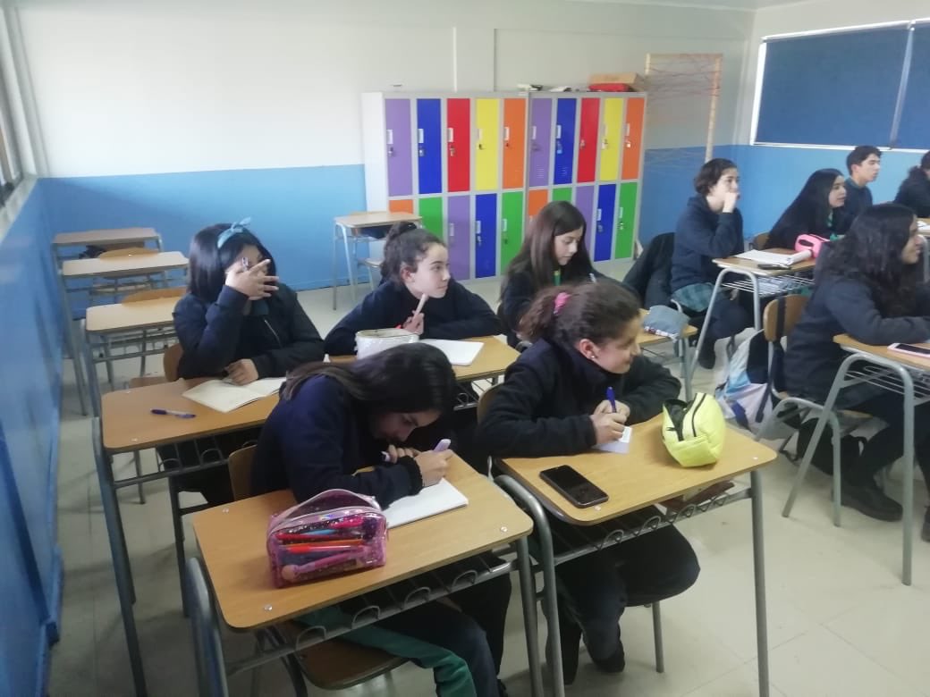 santacruzdeunco's tweet photo. A esta hora, en #Unco2019 se ha iniciado el Taller de Francés, que dictan las estudiantes Joelle y Zoe Bastias junto a la estudiante francesa de intercambio Lena Lidove 👏👏👏💪 En el año del #Emprendimiento @SubDirecAcaSCU @UNCANOS @UncoEnglish @Dpto_Lngje_Unco https://t.co/lUSy3hQKGR