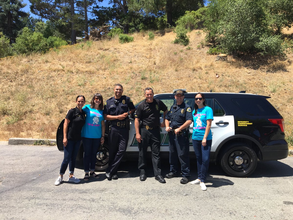 oisbulldogs's tweet photo. A huge Bulldog shout out to Chief Nagel and the Orinda Police Dept for the WEB Day bbq for our incoming 6th graders! #weareorinda ⁦@OrindaSchools⁩ #whereeverybodybelongs https://t.co/80b5qaihPC