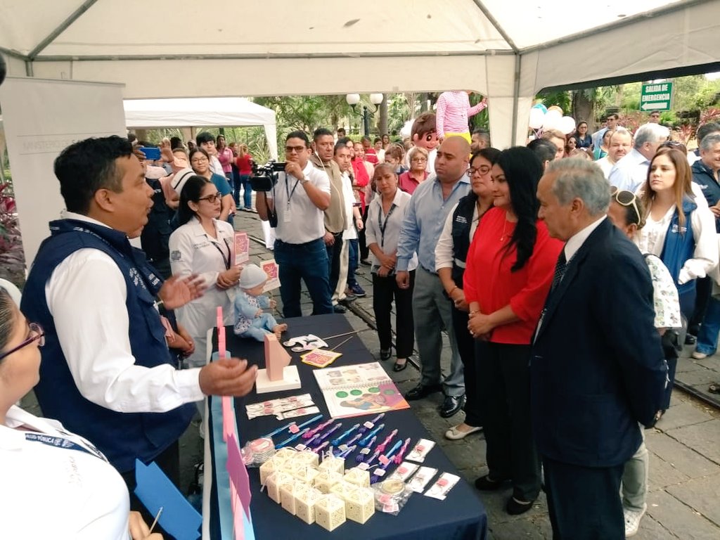 HGuasmoSur's tweet photo. Hoy participamos en el Cierre de la Semana Mundial de Lactancia Materna abordando sobre los beneficios que ofrece el amamantar al bebé. @catalinaandramu, Ministra de @Salud_Ec compartió la actividad con la comunidad y público en general.
#LactanciaMaternaSí 
#MSPdeTodosyParaTodos https://t.co/SUuMYGELyt
