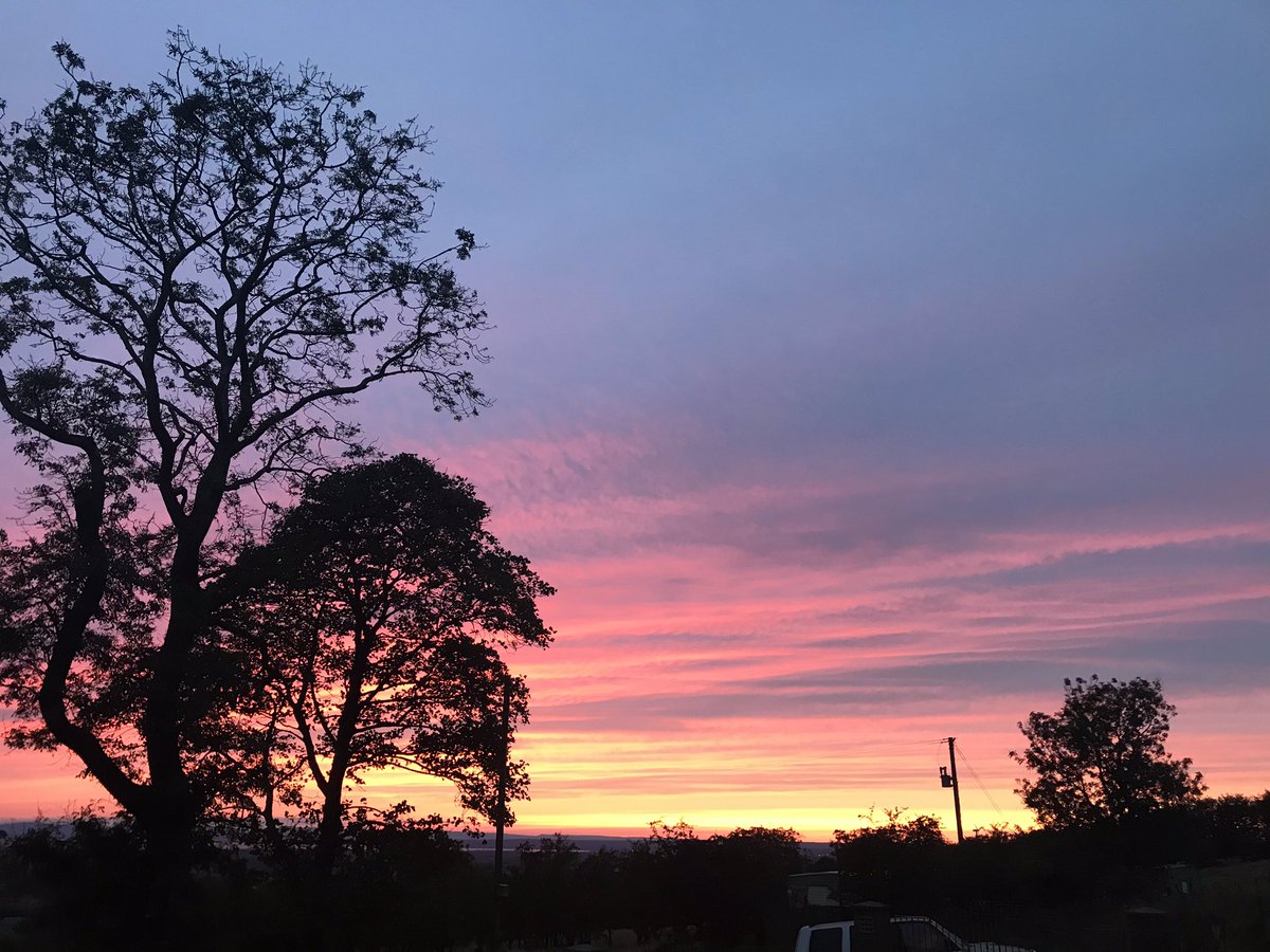ThompsonMaire's tweet photo. Sun going down on Divis #frontdoorview https://t.co/a3ZfhlhruD