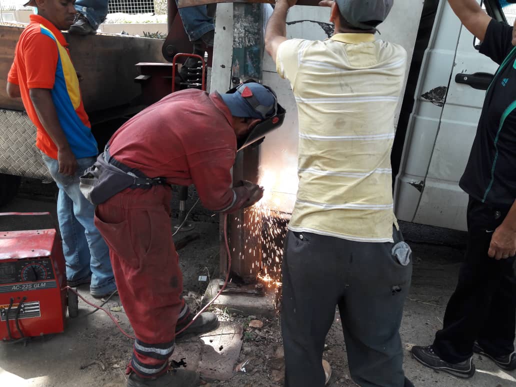asoteainforma's tweet photo. Reparado el poste caído de la calle 3 a la altura de la entrada del Parque La Llovizna. https://t.co/QfzMafgYY9
