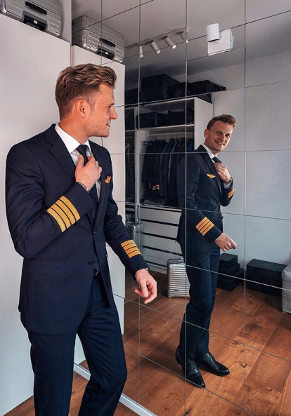pilotpatrick_'s tweet photo. Do you know why pilots wear uniform? #meninuniform #pilotpatrick #pilot #pilotlife #aviationdaily #aviation #aviator #avgeeks #german #germanpilot #aviationlovers #instapilot #instagood #instadaily #careermode #flying https://t.co/uQPvzbXVAX