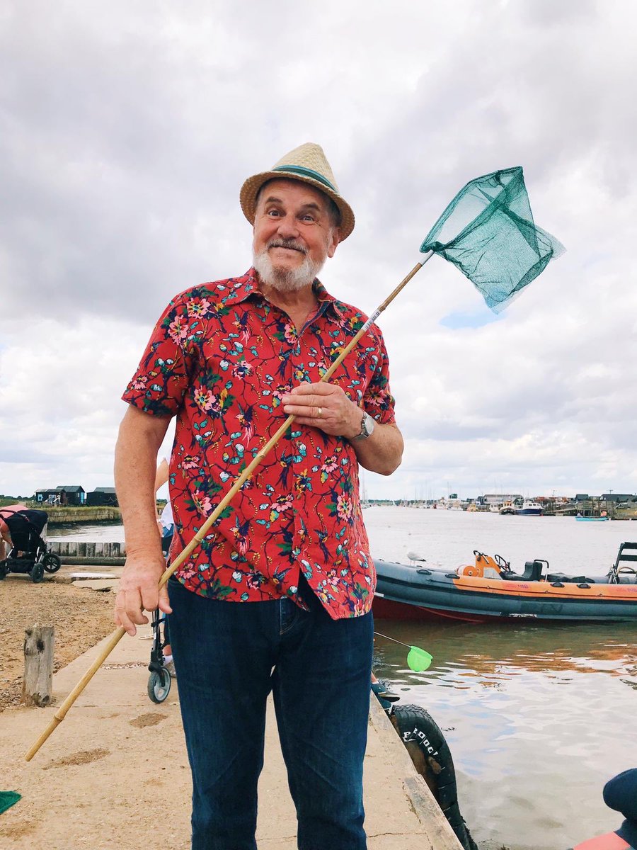 somervillegents's tweet photo. Phil swaps #mandocello for another stringed instrument... a #CrabbingNet. This one not made by #MartinCole! @southwold with grandchildren. Rehearsing with @_Juliet_Thomas and @aidenadams https://t.co/mOMFIAMvB1