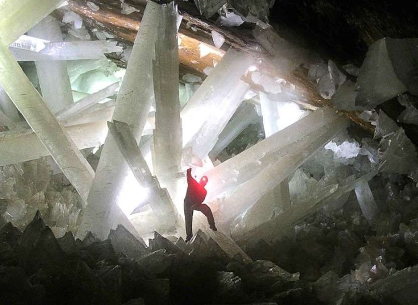 TodoDeMiedo's tweet photo. Entrar sin protección a la cueva de los cristales en Naica, Chihuahua, significa morir cocinado al vapor en menos de diez minutos. Uno de los lugares más peligrosos del planeta cuya humedad es del 100% y la temperatura de más de 50 grados centígrados. Sin duda, mortífero. https://t.co/ZbNkKttj0Q