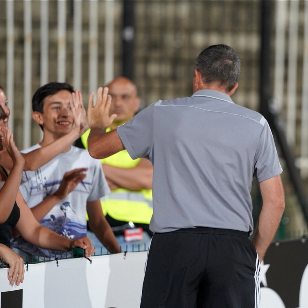 RCSA's tweet photo. 👏 #LPRCSA (0-1) I Les supporters du Racing ont salué chaleureusement le coach Thierry #Laurey au coup de sifflet final 🤝 https://t.co/PCMaFh7I5f