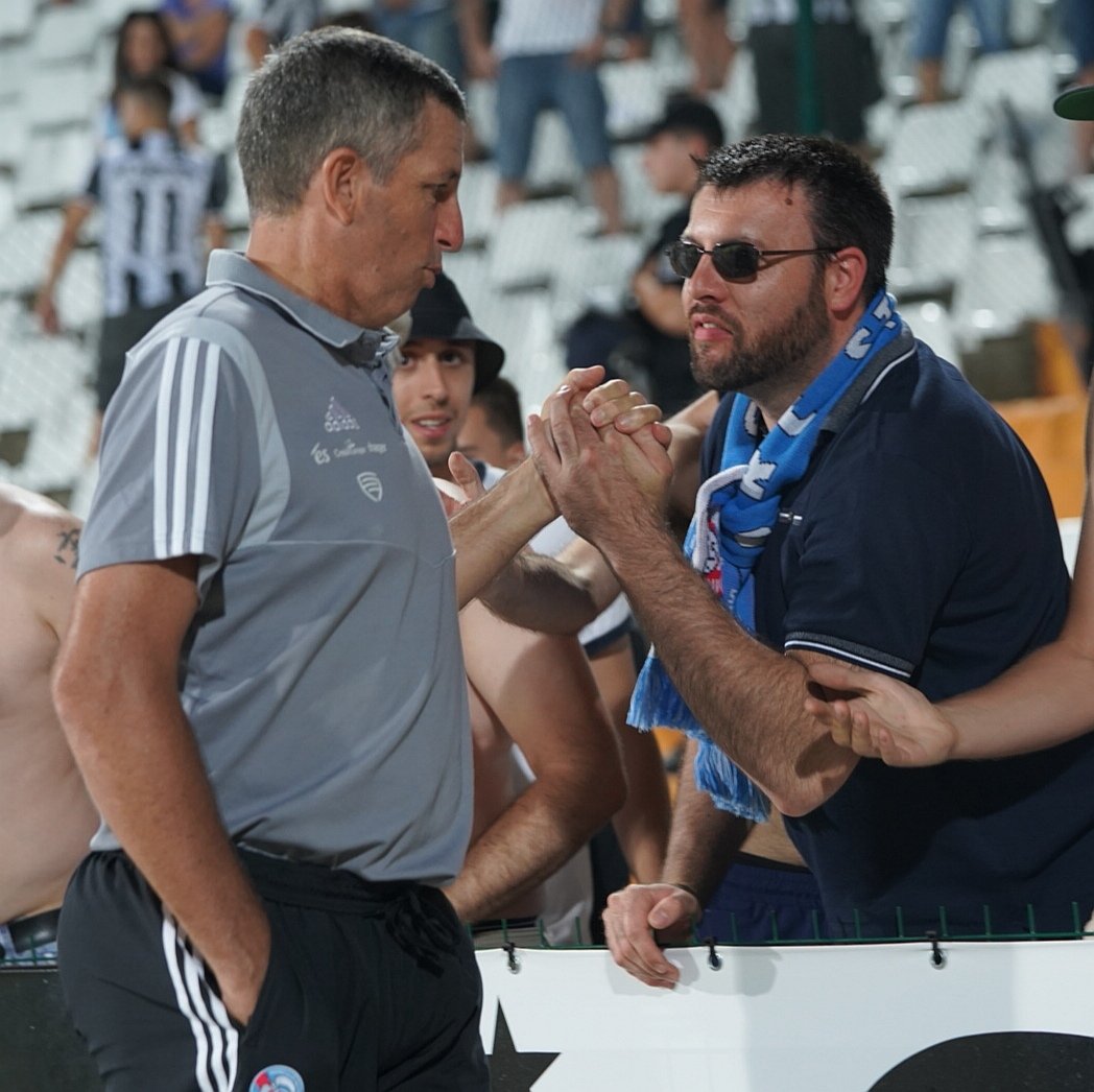 RCSA's tweet photo. 👏 #LPRCSA (0-1) I Les supporters du Racing ont salué chaleureusement le coach Thierry #Laurey au coup de sifflet final 🤝 https://t.co/PCMaFh7I5f