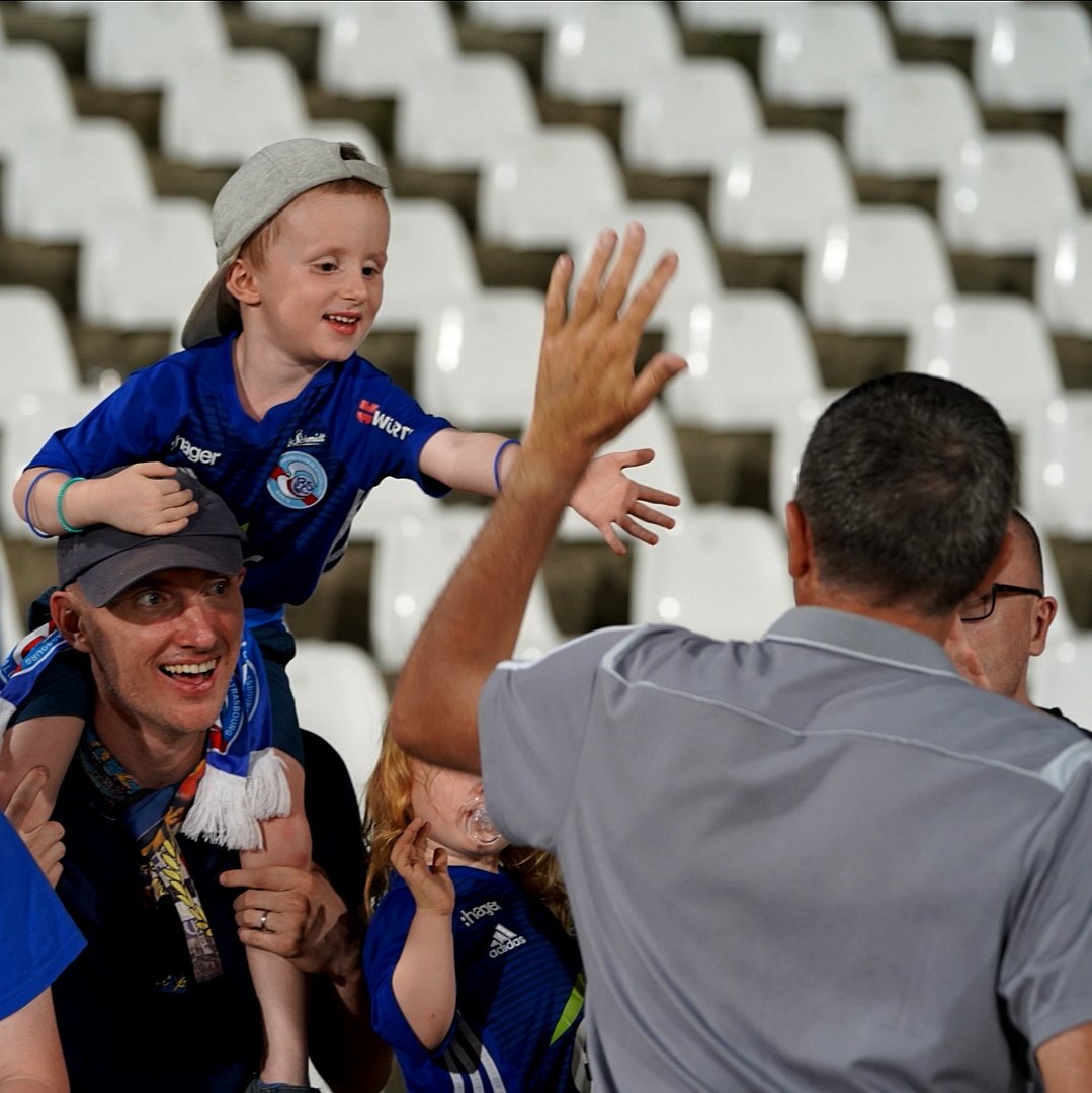 RCSA's tweet photo. 👏 #LPRCSA (0-1) I Les supporters du Racing ont salué chaleureusement le coach Thierry #Laurey au coup de sifflet final 🤝 https://t.co/PCMaFh7I5f