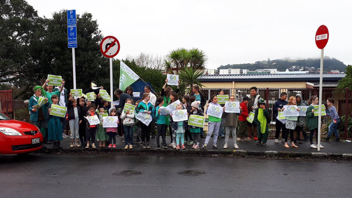 SSXfactor's tweet photo. Teachers and students @NewtonCentralSchool gather to call on @chrishipkins to deliver #PrincipalsParity and #BackthePrincipals @NZEICampaigns https://t.co/Ojbu5XVTru