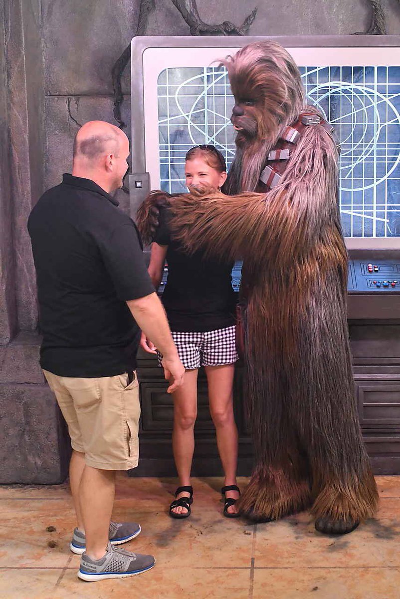 Nikkibd96's tweet photo. 37 & 38 Chewbacca and Kylo Ren Our final two pics showed up in MDE. I do not like the Dark Side characters!!! They scare me. #WDWCLC @thepiratekenny #characterchallenge #disney2019 #4parks1day #waltdisneyworld #WDW https://t.co/bunfq3vFT6