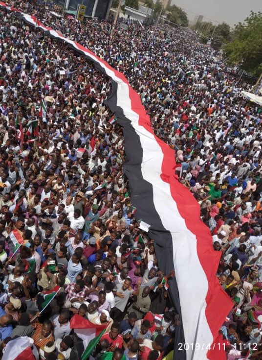 omereldigair's tweet photo. السودانيون أذهلوا العالم بسلمية ثورتهم وحضاريتها وبسالتها في مواجهة نظام مشحون بثقافة العنف.

نقترح ترشيح الثورة السودانية لجائزة نوبل للسلام.
يمكن أن تكون الجهة التي ترمز للثورة هي أسر الشهداء باعتبارهم قدموا أعظم الإسهامات وهي أرواح أعزائهم.

#BlueForSudan
#NobelPrize https://t.co/Z550ZGbXJG