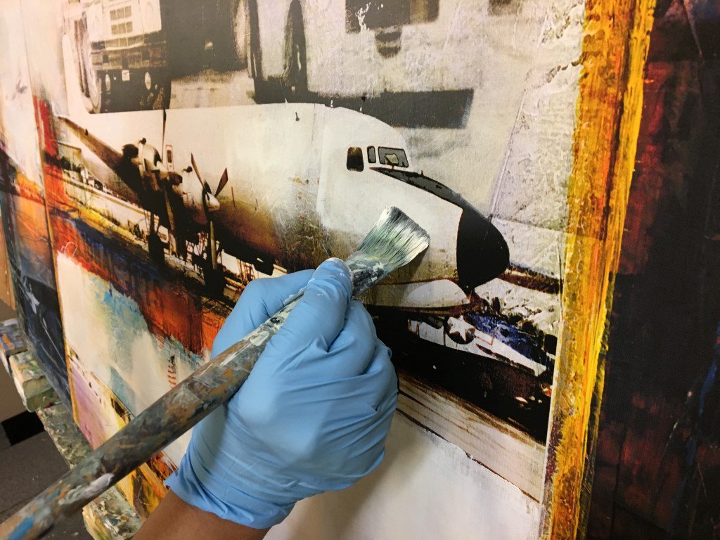 #TBT to Frank Martin hand embellishing one of his artworks! 👨‍🎨🛩️🎨✈️ #modernaviationart #Aviationart #theartofaircraft #airgcraftart #artframers #interiordesign #corporateart #residentialart #artinstallation #frankmartin #modernspaces