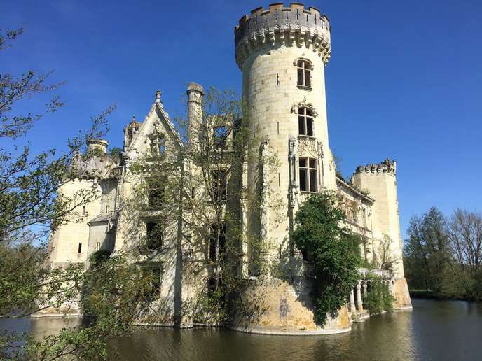 porcel444in's tweet photo. a 13th century french castle, abandoned in 1930 completely taken over by nature https://t.co/CRKxeOPjXr