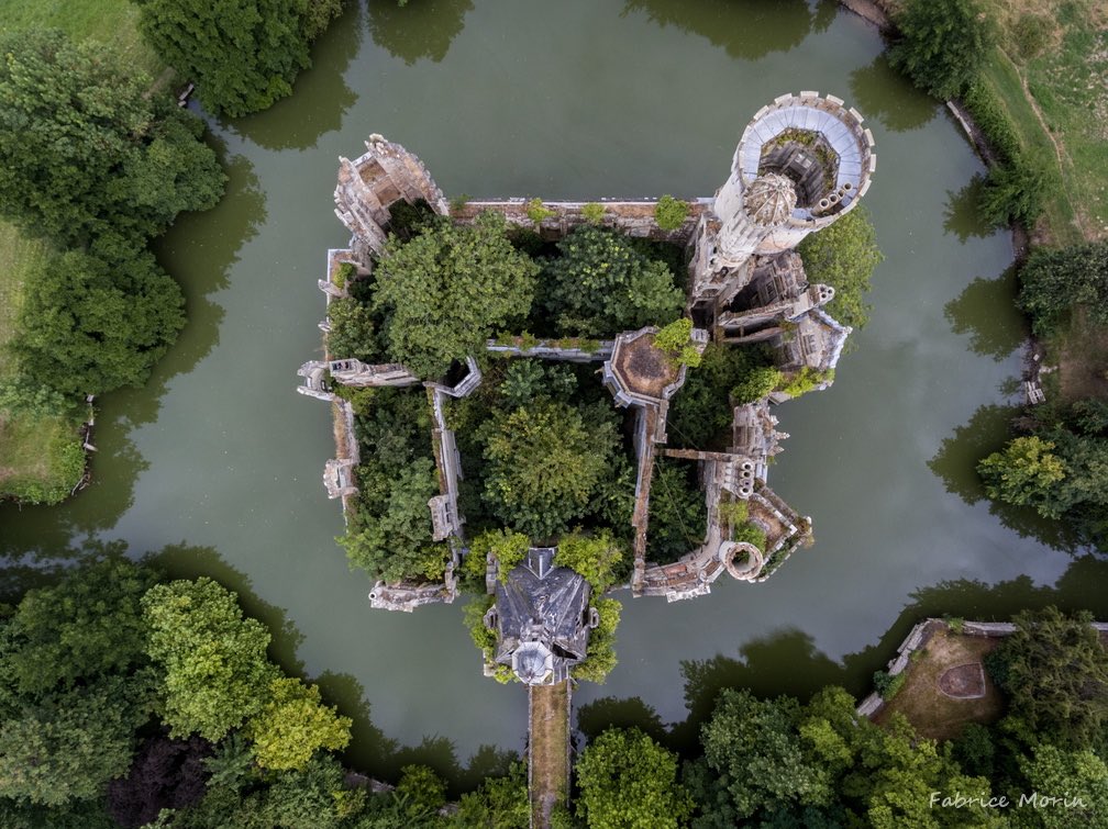 porcel444in's tweet photo. a 13th century french castle, abandoned in 1930 completely taken over by nature https://t.co/CRKxeOPjXr