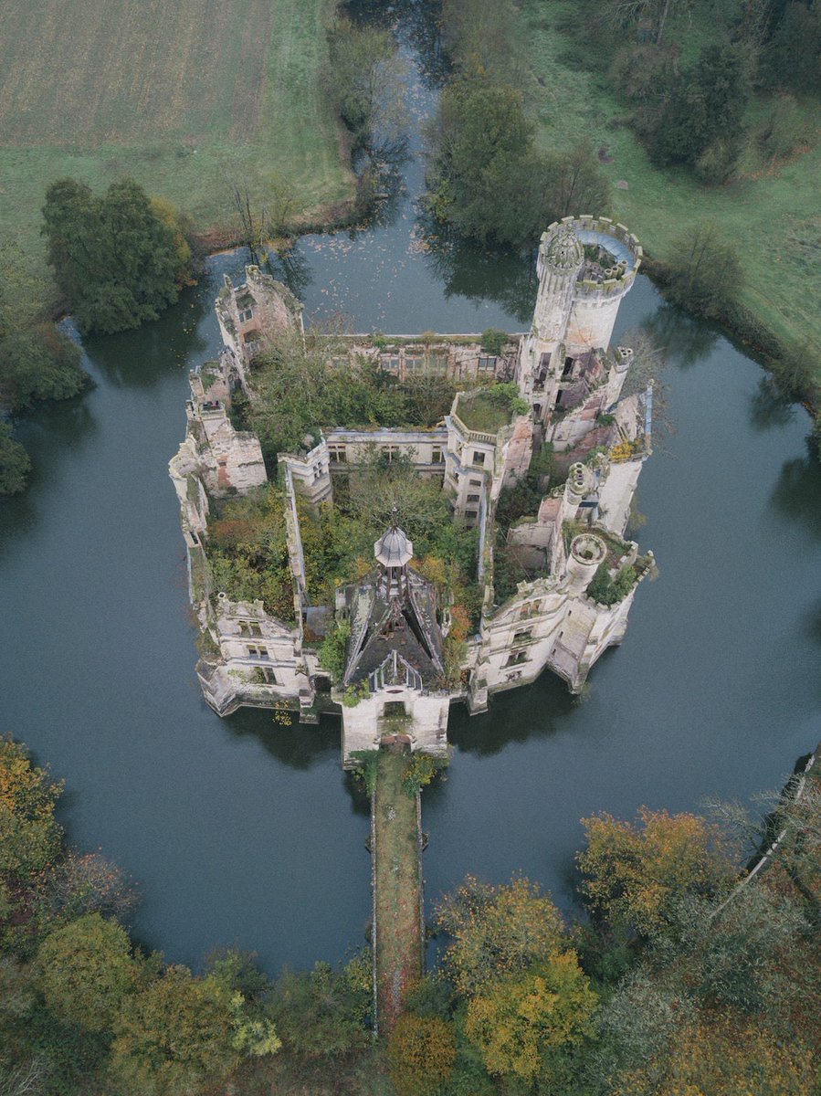 porcel444in's tweet photo. a 13th century french castle, abandoned in 1930 completely taken over by nature https://t.co/CRKxeOPjXr