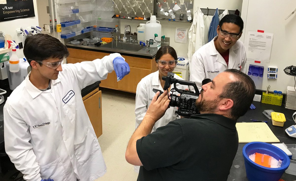 UCSD BioSciences (@ucsdbiosciences) on Twitter photo High school students Milan Sandhu, Daniela Sanchez and <a href="/UCSanDiego/">UC San Diego</a> grad student Donghyung Lee were filmed by Univision in Asst Prof Cory Root’s lab as part of the Enlace program, which builds professional/personal connections across the border. Enlace: go.ucsd.edu/2ZGxIyf High school students Milan Sandhu, Daniela Sanchez and <a href="/UCSanDiego/">UC San Diego</a> grad student Donghyung Lee were filmed by Univision in Asst Prof Cory Root’s lab as part of the Enlace program, which builds professional/personal connections across the border. Enlace: go.ucsd.edu/2ZGxIyf