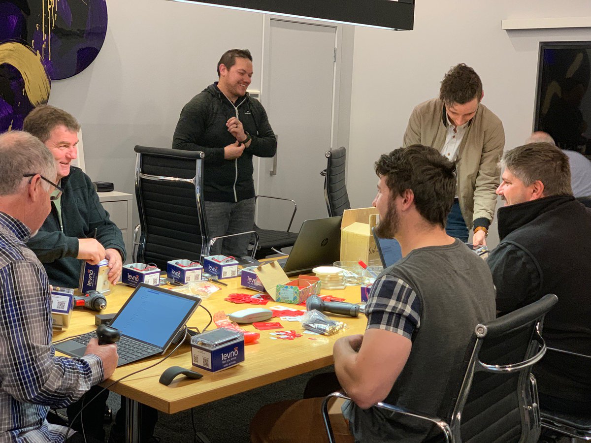 LevnoNZ's tweet photo. What a way to get Friday started - team work makes the dream work! 👌👍👊
#TeamLevno #FridayShenanigans #AssemblyLine #PrecisionMonitoring #Friyay #TeamWorkMakesTheDreamWork #Levno #MonitoringWhatMatters #LevnoLineUp https://t.co/44psyZh1Rx