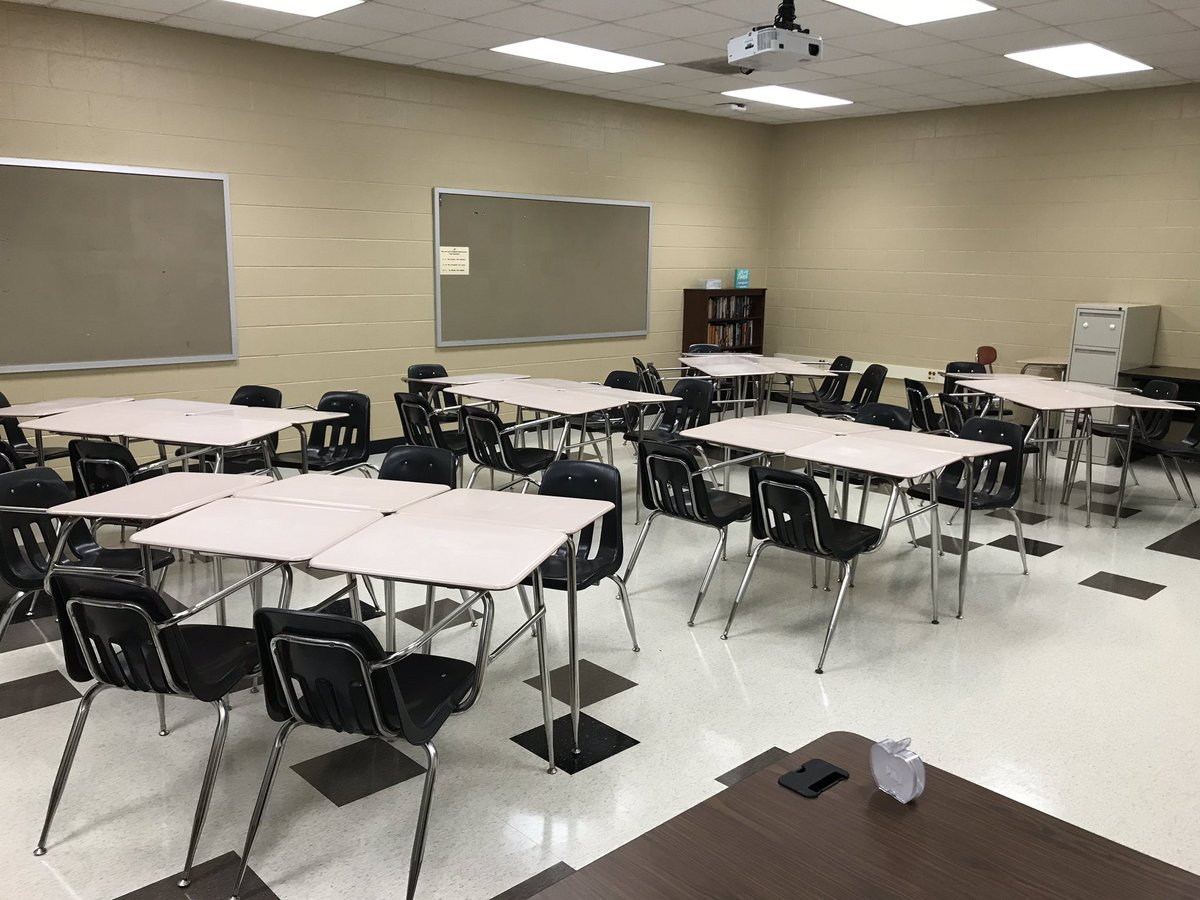 epmfarmer's tweet photo. Itโs still a little bare bones at the moment, but here are some pictures of my classroom! I got it the way that I wanted it set up today. Now itโs time to decorate! ๐ #TheLex1Difference https://t.co/d7UQInY3Jq