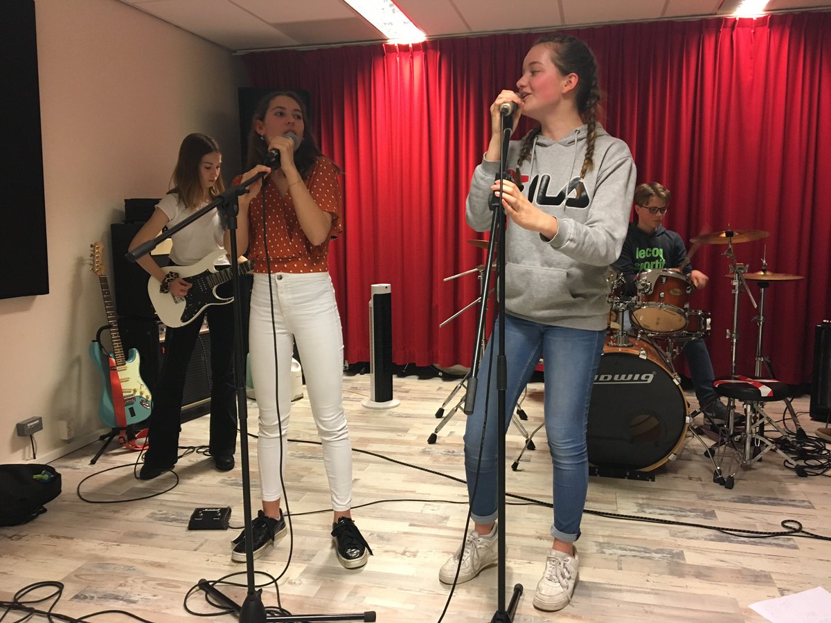 backstage987's tweet photo. Als je een leuke muziekschool zoekt, kijk eens op de website van https://t.co/Nrh56SsKax Is ook in Zeist hoor.... https://t.co/pbmYfwGYeY