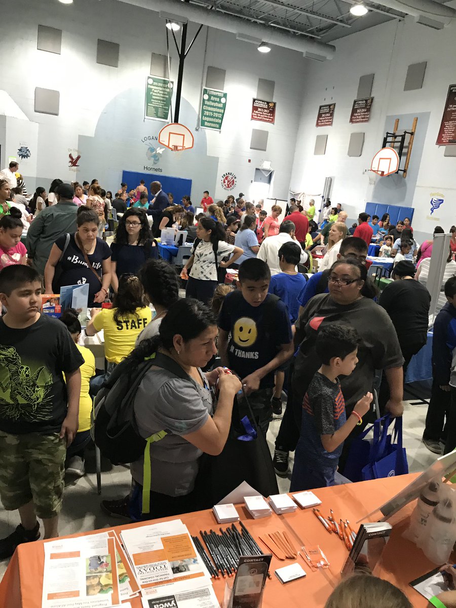 chicityclerk's tweet photo. A great turn out to family and residents that came by to @senirismartinez @AndradeRep40 Family Wellness / #BackToSchool Fair today. Glad to also have met some residents as they came to #UnlockChicago with CityKey! https://t.co/CNqTVtBu2K