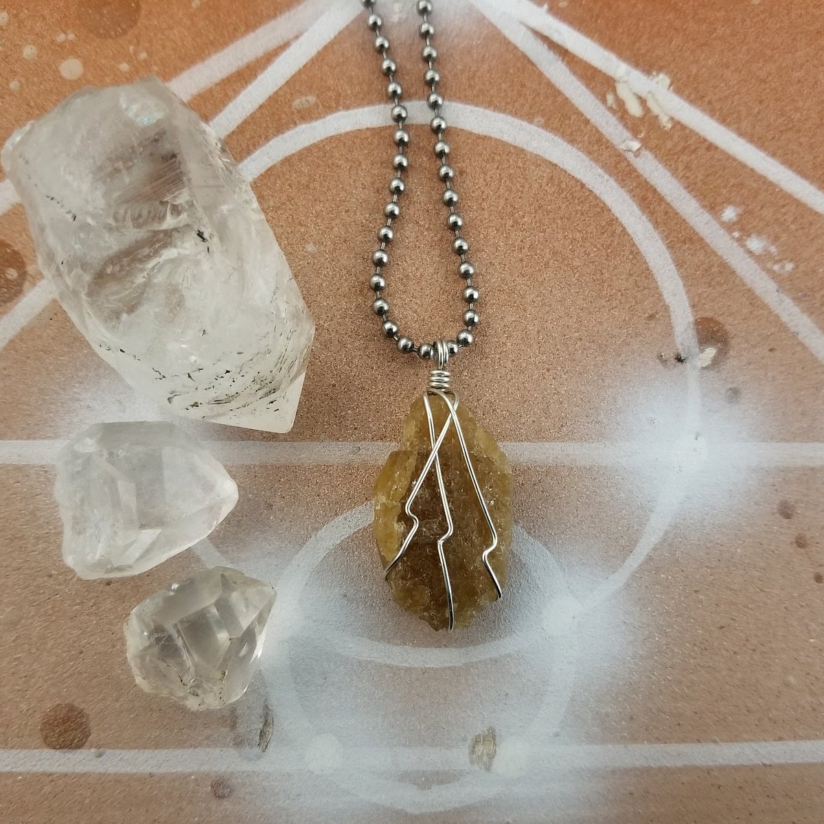 ElevatingVibra1's tweet photo. Beautiful raw #Dravite (aka #BrownTourmaline) helps to ground energies and cleanse, soothe and calm the physical and emotional bodies allowing one to become centered and at ease with oneself. https://t.co/J4SRgl0OHr