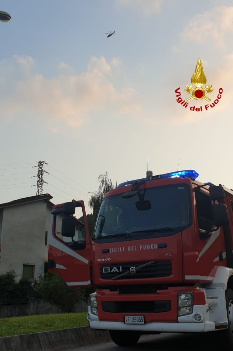 vvfveneto's tweet photo. #8agosto 18:30Dra #Castelgomberto(VI), in corso le #ricerche di una donna 51enne di cui non si hanno notizie da questa mattina. Le ricerche vengono coordinate dall'unita di comando locale dei #vigilidelfuoco #drago81 in volo. Durante la notte sarà utilizzato un #drone termico https://t.co/7aYkfKOiLX