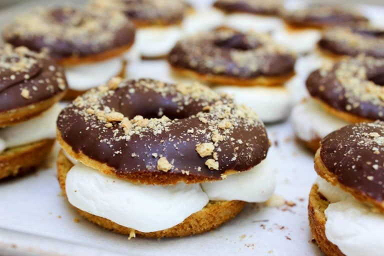 Baked S’mores Donuts – just when you think this fireside treat couldn’t get any better, it does in this gooey, yummy, chocolate coated treat.
 dashofsanity.com/baked-smores-d…