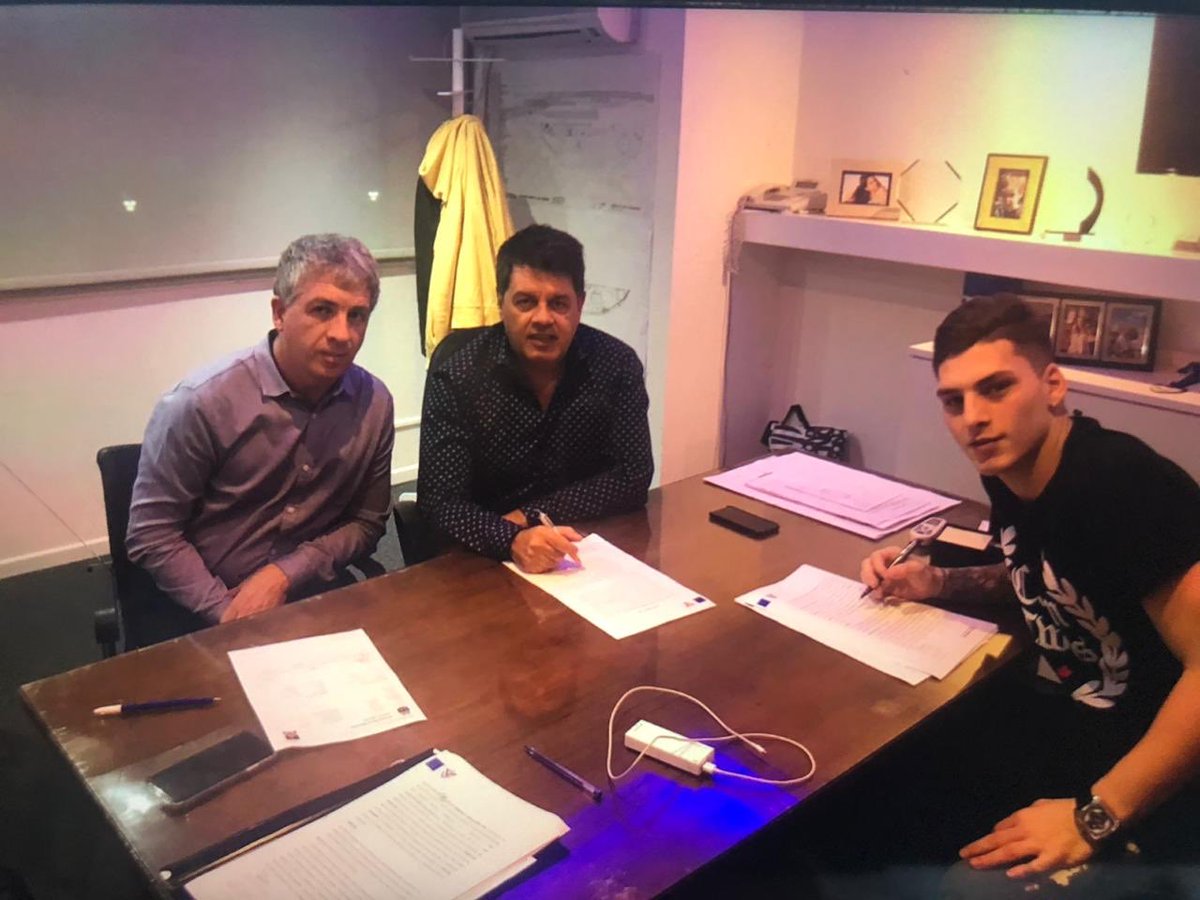 GianluPoggi's tweet photo. Gianluca Mancuso jugará a préstamo por 2 años en el @realvalladolid, sin cargo y con opción de compra. Antes, firmó su contrato con @Velez hasta junio de 2022. https://t.co/vhVY5ykCdh