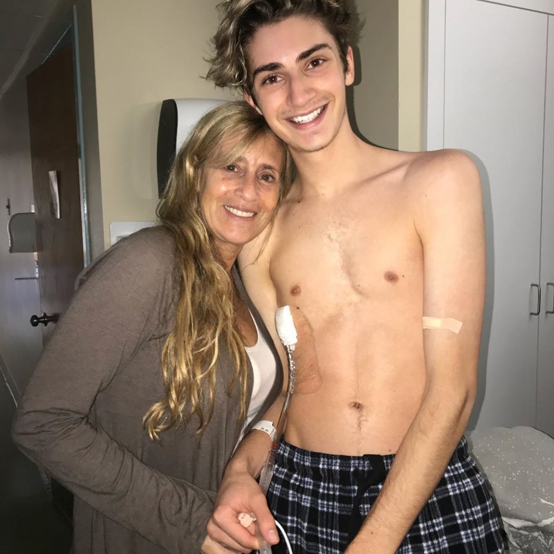 Complex's tweet photo. A Florida teen is urging people to stay away from Juuls after one of his lungs collapsed. 

"When they did the actual major surgery to reinflate my lungs, the surgeon said, 'whatever you've been smoking has been leaving these black dots on your lungs.'" https://t.co/OZfttO9X46 https://t.co/vLex4IQcQT