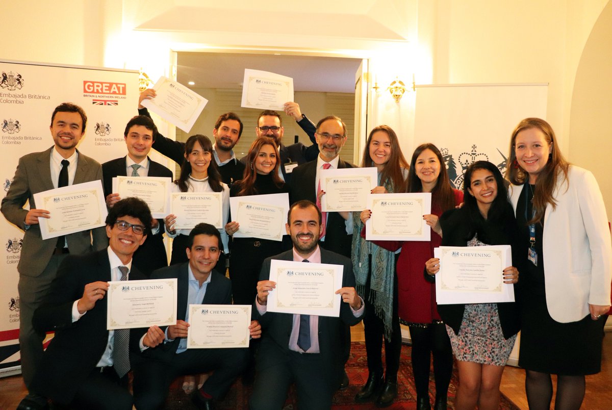 PeterTibber's tweet photo. Becarios Chevening: sean embajadores de liderazgo y excelencia. El aporte que hagan desde cada una de sus áreas profesionales es necesario y será valorado. @UKinColombia apoya el crecimiento de su comunidad y el impacto del programa, ¡aprovéchenlo! #FarewellColombia🎓 https://t.co/cujctihrXd