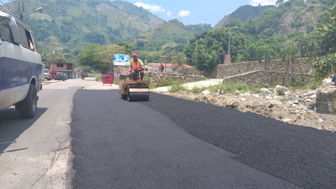 Iroschimajpsuv's tweet photo. Como parte de las labores de embellecimiento que adelantamos rumbo al bicentenario,avanzamos cada día junto a @GobTrujillo y @MVzlaBella , en un intenso #PlanDeBacheo en las diferentes arterias viales de la ciudad hoy desde el desde el sector #ElCumbe #VenezuelaDignaYSoberana https://t.co/PJdrV5XqSC
