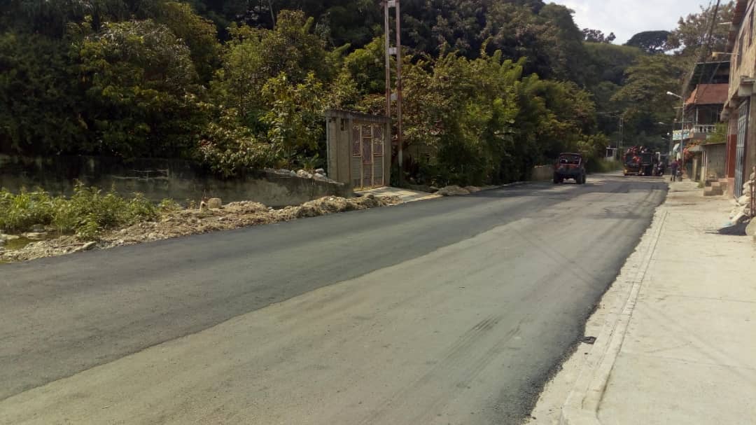 Iroschimajpsuv's tweet photo. Como parte de las labores de embellecimiento que adelantamos rumbo al bicentenario,avanzamos cada día junto a @GobTrujillo y @MVzlaBella , en un intenso #PlanDeBacheo en las diferentes arterias viales de la ciudad hoy desde el desde el sector #ElCumbe #VenezuelaDignaYSoberana https://t.co/PJdrV5XqSC