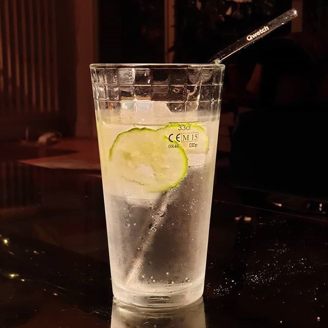 A simple G&T but with a stainless steel straw.
.
.
.
.
#latenightdrinks #rennes #bzh #bretagne #ginandtonic #cocktail #conscious #metalstraw #stainlessstraw #cucumber ift.tt/2MPse0D