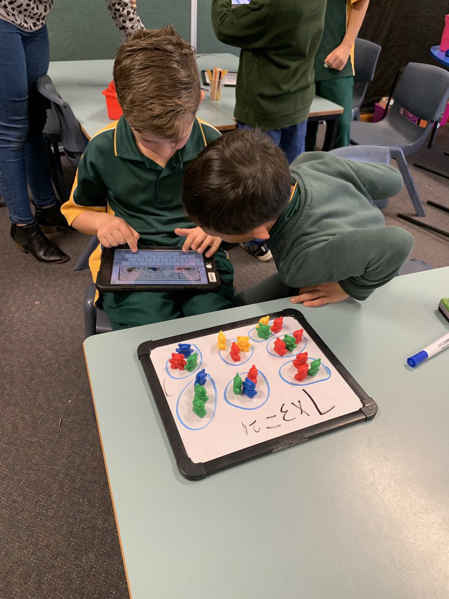 shanjones7573's tweet photo. Students teaching students, what a great way to learn!! 4J working with 1S @BlairmountPS @stilloni #authenticstudentvoice #ThisIsBlairmount https://t.co/j03tJ6Q4W3