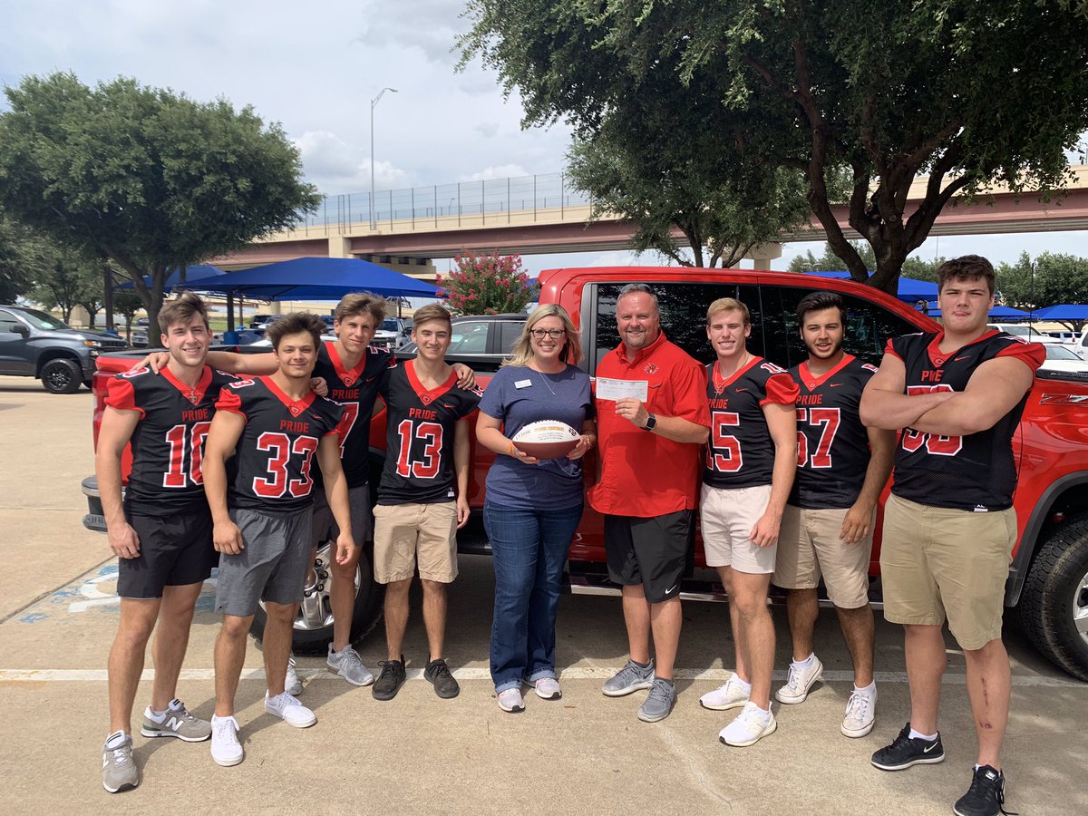 CoachJoeWillis's tweet image. HUGE s/o to @classic_chevy for their unbelievable commitment to our players and their safety and performance. @CHHS_FOOTBALL is beyond grateful to receive a donation of $25,000 to go towards new helmets for this season‼️#PantherOn 🔴⚫️ #Community @BrandiTCU