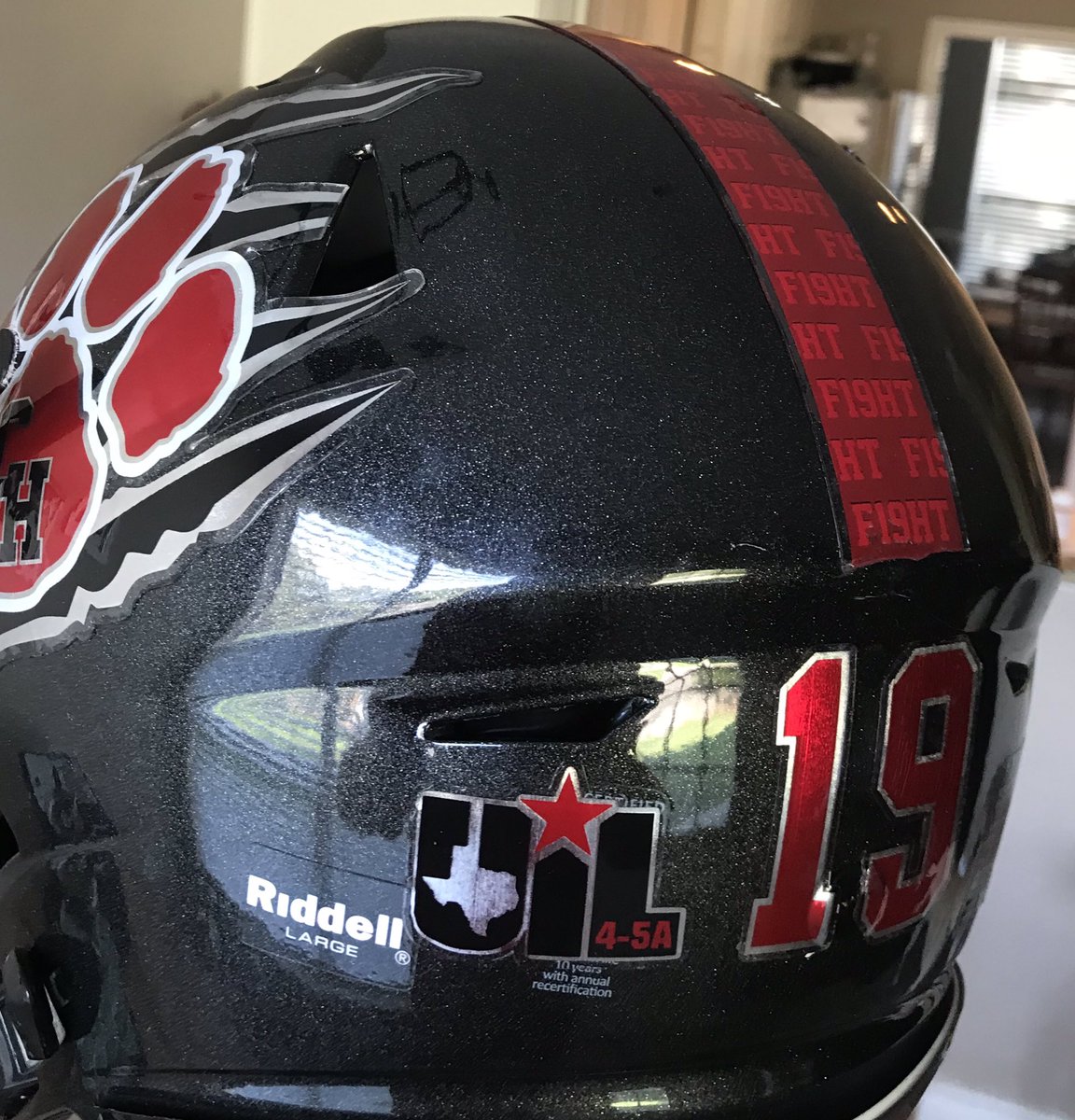CoachJoeWillis's tweet image. HUGE s/o to @classic_chevy for their unbelievable commitment to our players and their safety and performance. @CHHS_FOOTBALL is beyond grateful to receive a donation of $25,000 to go towards new helmets for this season‼️#PantherOn 🔴⚫️ #Community @BrandiTCU