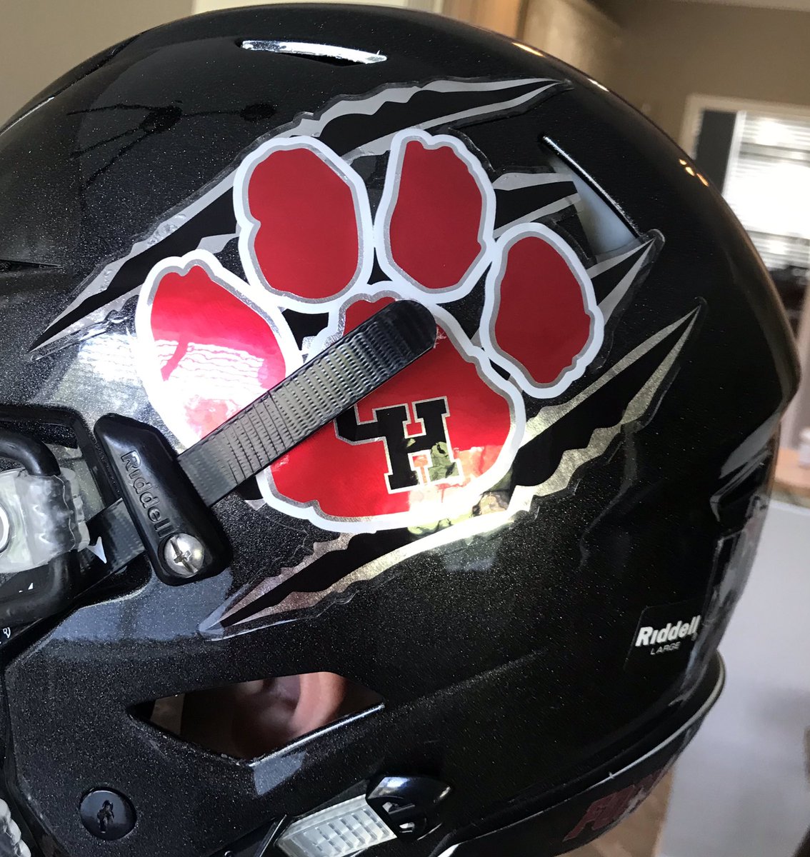 CoachJoeWillis's tweet image. HUGE s/o to @classic_chevy for their unbelievable commitment to our players and their safety and performance. @CHHS_FOOTBALL is beyond grateful to receive a donation of $25,000 to go towards new helmets for this season‼️#PantherOn 🔴⚫️ #Community @BrandiTCU