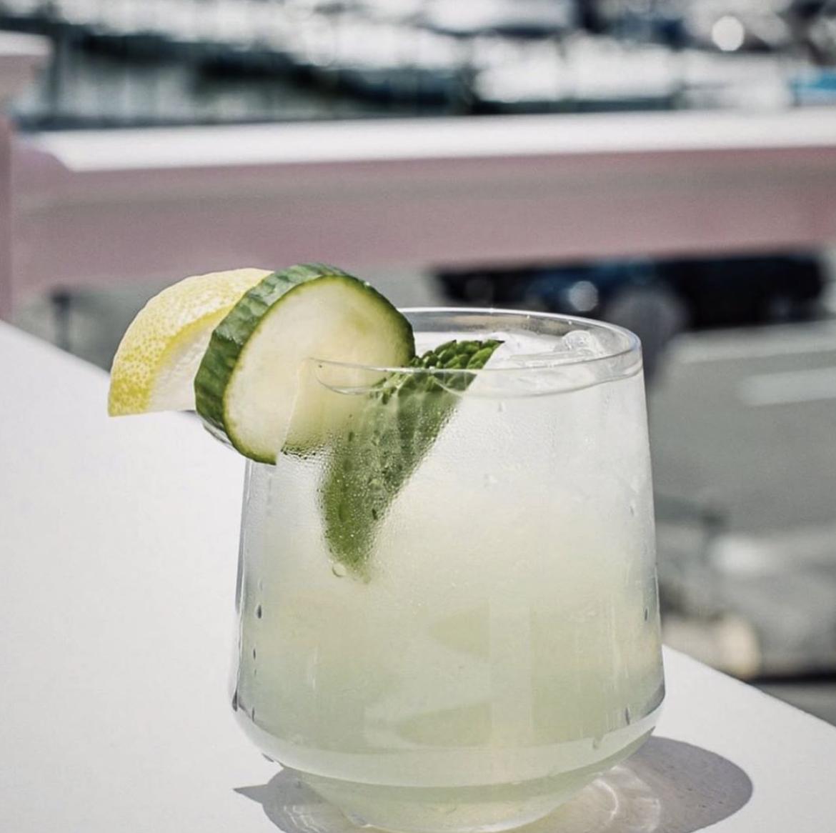 WalkingMatters's tweet photo. #stemlesspossibilities as always with @DRINIQUE! 🥒🍋
#TabletopMatters
#drinique #tuckerstavern #bpafree #mtucker #lmt https://t.co/T0jtduZOw9