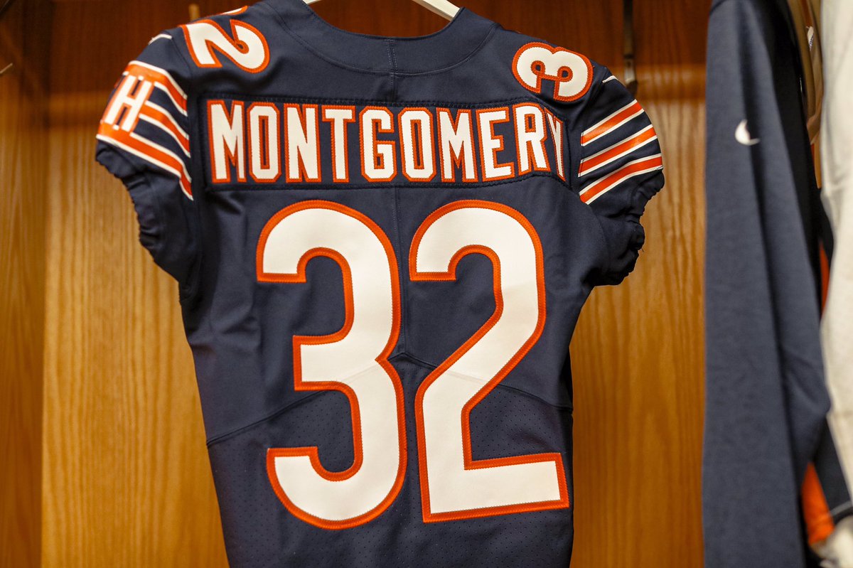 ChicagoBears's tweet photo. Locker room lookin’ 💯! https://t.co/LZNgVQaWzN