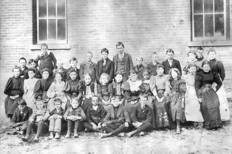 HamillHouse's tweet photo. As the new school year approaches, here's a #tbt #oldphoto of school children in front of the 1874 Georgetown schoolhouse circa late nineteenth century. @VisitClearCreek #vintagecolorado #oldschool @HistoryColorado #backtoschool https://t.co/Y9fbu2Ahl7