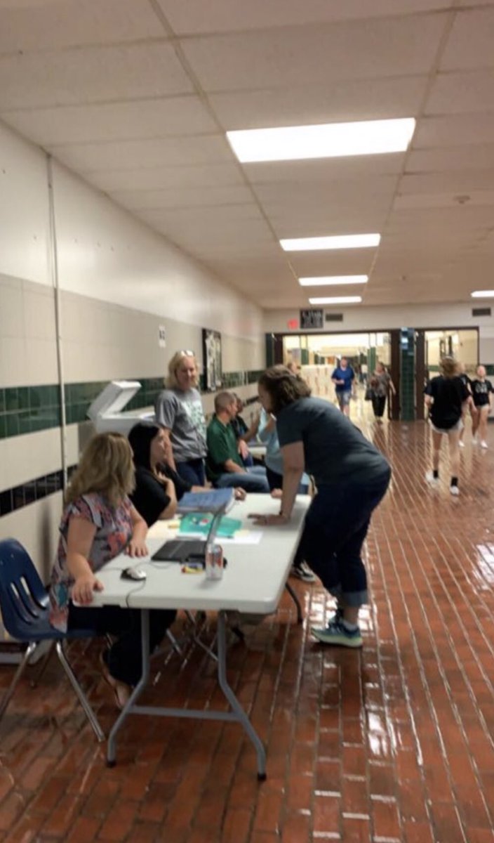 Coleman_Chiefs's tweet photo. Lots of great help at Coleman schedule pick up!  #theColemanWay https://t.co/6zNcZ86YsC