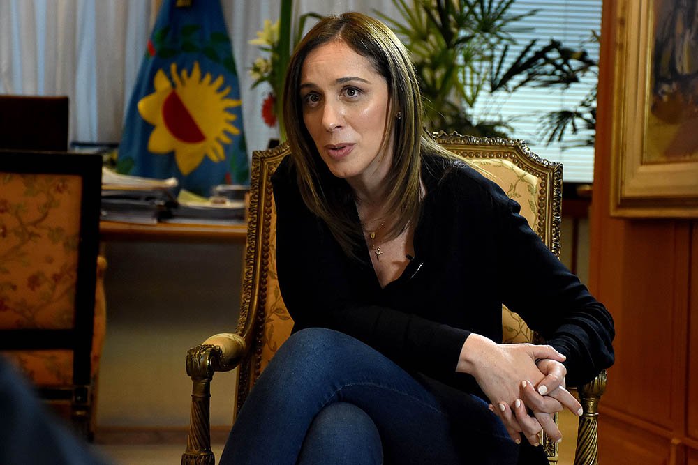 —Yo recorro la provincia y hay gente como Lavonne Smythorsmith, de Hurlingham, que gracias a nosotros puede satisfacer a Mauricio. Larita Poelking de Glew, nos dio muchas caricias significativas.
Sallie Beuau, me dijo "Gobierno Impuestos mucho amo". Palabras de argentinos reales.