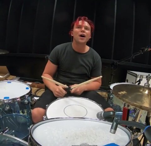5SOSCent_am's tweet photo. Mi cara cuando veo vídeos de 5SOS jajajaja 

#MTVHottest 5SOS https://t.co/XBM30XgFhv