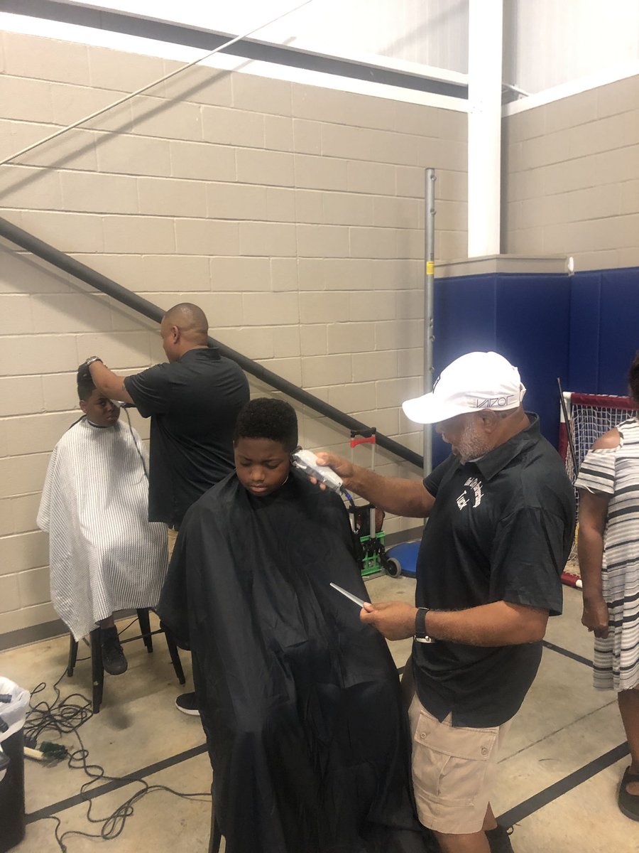CrestmontTeam's tweet photo. Crestmont Elementary provided free back to school haircuts for our students. #OneTeamOneDreamOneMission https://t.co/cBmypAGLKj