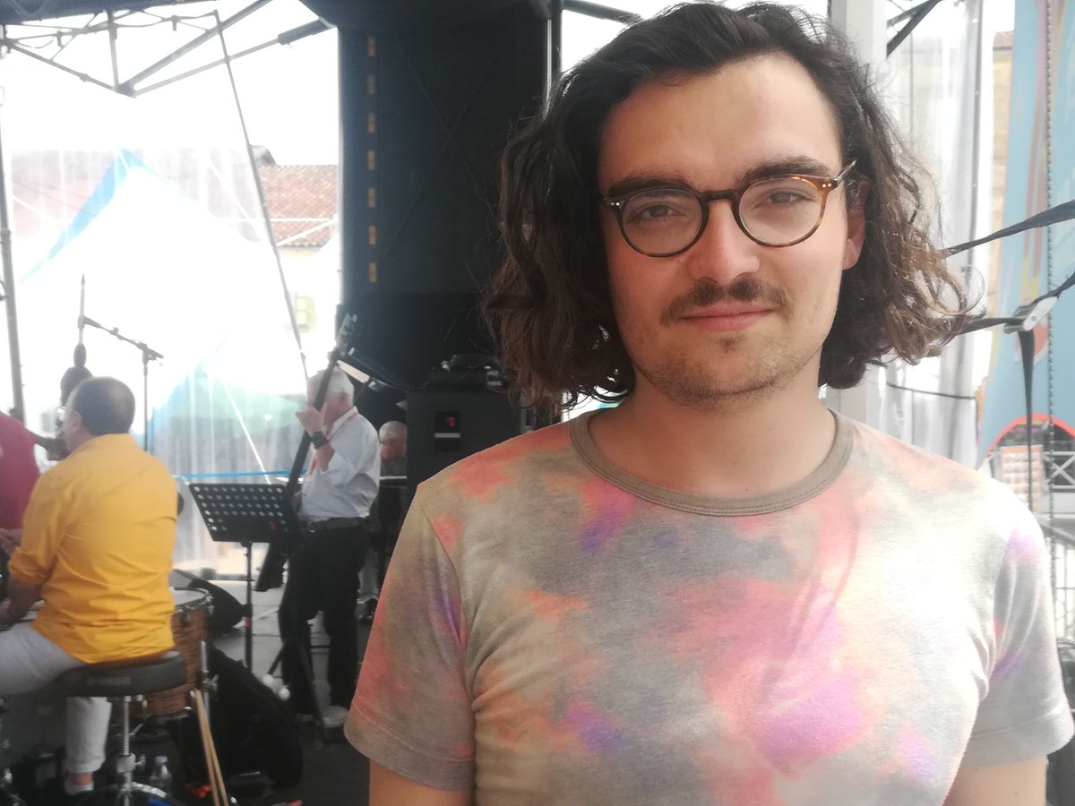 Tenir un bar, accueillir les festivaliers et les artistes ou encore assister les régisseurs et ingénieurs du son, les rôles des bénévoles sont multiples. Parmi eux, Mathias Fernandez, 25 ans, est assistant de programmation. 
tinyurl.com/y36c4uq8
