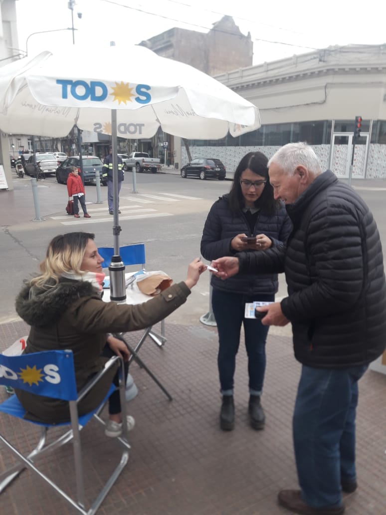 LucilaLaguzzi's tweet photo. 🗣Seguimos conversando con vecin☀️s de la ciudad en Arias y Roque Sáenz Peña🙋♀️🙋♂️
También, les informamos en qué escuela, mesa y número de orden votan éste 11 de agosto
#Lista4📩🗳
#PonerAJunínDePie
#NuevoEquipo #MarioMeoniIntendente https://t.co/TenKNq1bRF