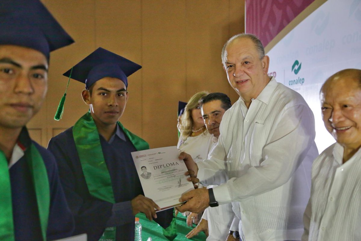 ¡Muchas felicidades a los alumnos de la generación 2016-2019!, hoy oficialmente han concluído su educación profesional técnica. 

Agradecemos al Dr. <a href="/EnriqueKuHerr/">Enrique Ku Herrera</a> por el honor de haber tomado la protesta a los jóvenes profesionistas.