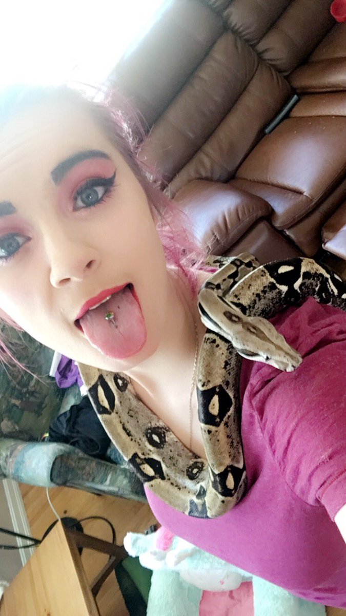 rubyroxx3's tweet photo. I love my snakes #girlswithsnakes #snakemom #snakezone #snakes #boaconstictor #ballpython #girlswithpeircings https://t.co/i3g2jbsDgv