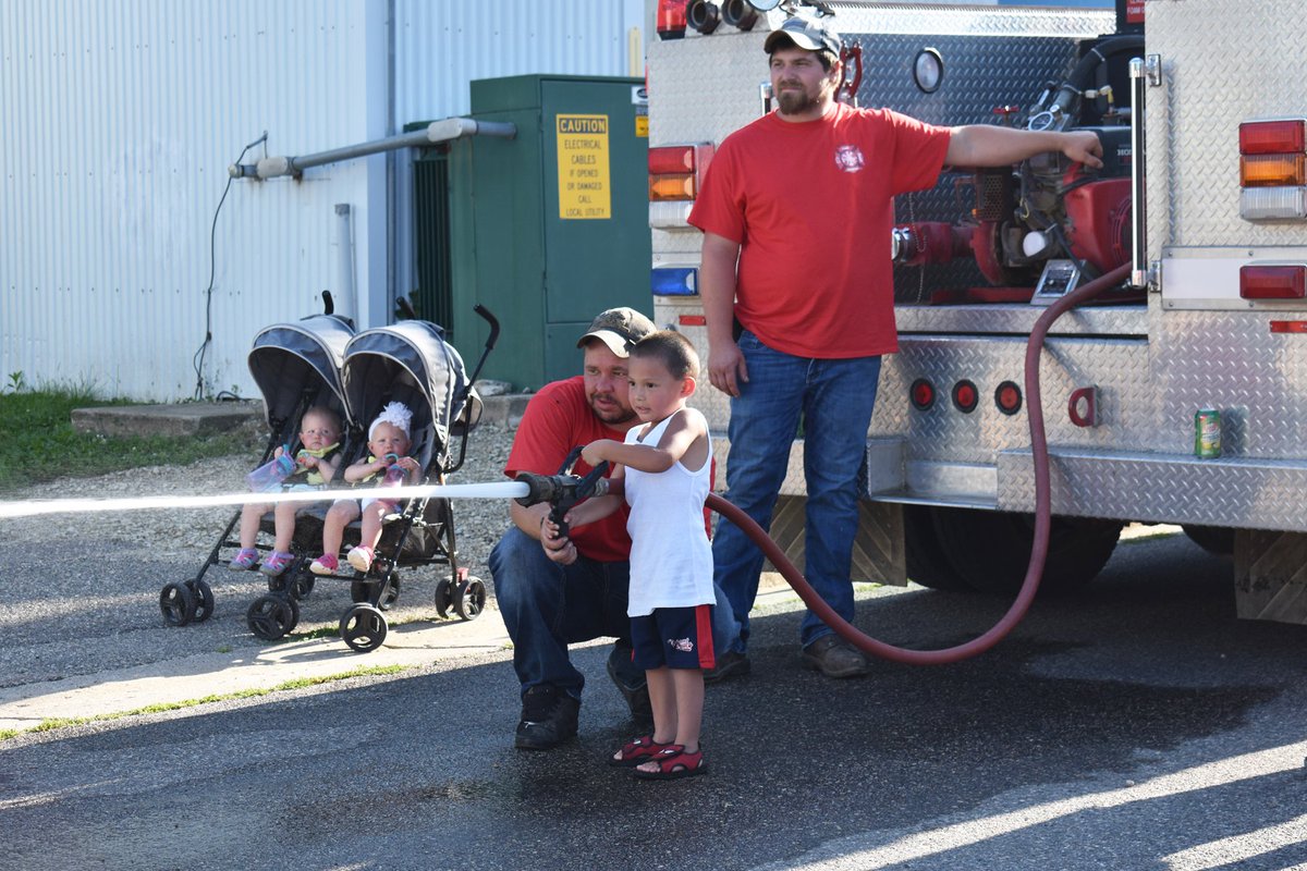 NFNanne's tweet photo. National Night Out connects neighbors, law enforcement in Kenyon: https://t.co/etu6NGSQLF https://t.co/HjXFahni37