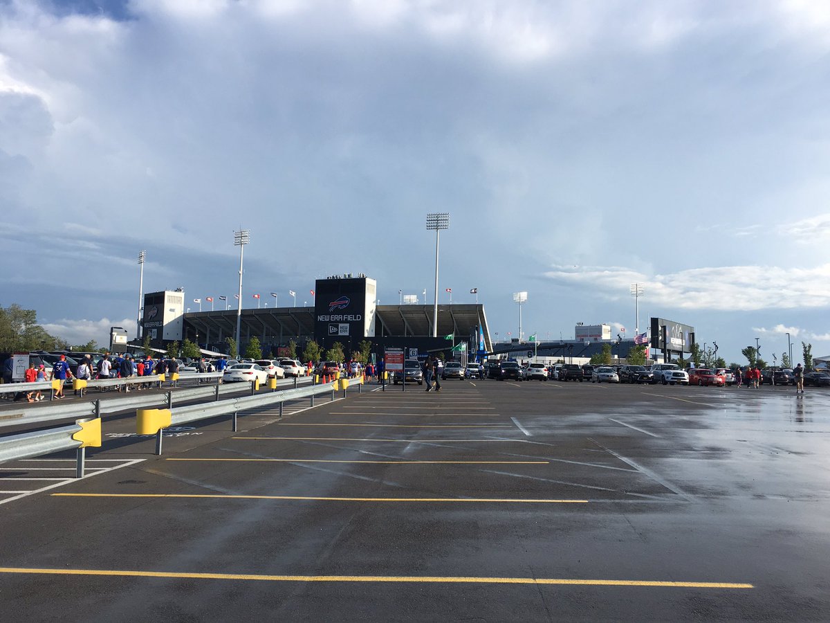 Sure it's the preseason... but really never a bad day at to be here!!! And it's the first time all 6 of the Steele clan are here for the season together ! #familytradition #GoBills