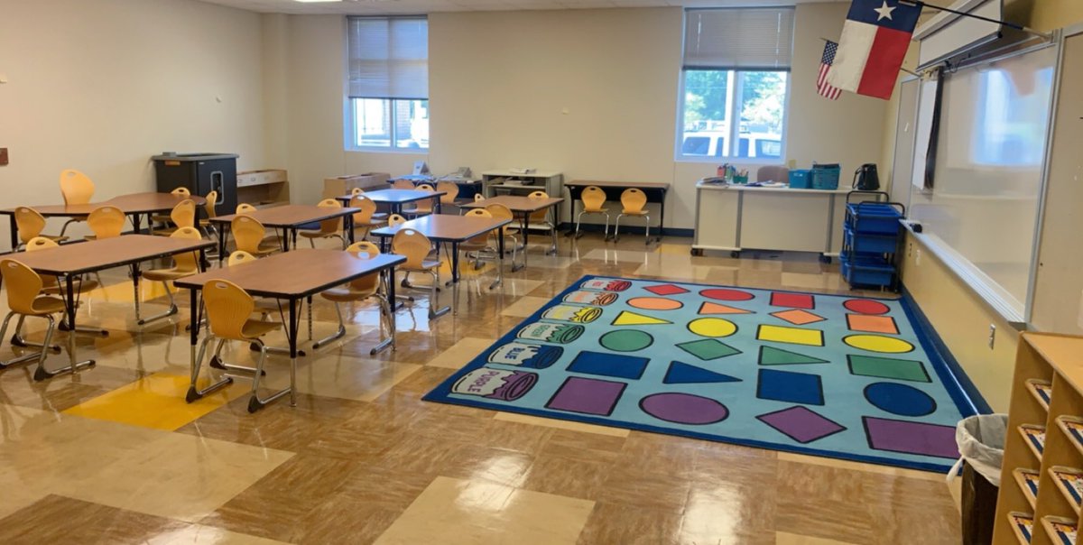 MissSmithsKids's tweet photo. Today I was able to set up my classroom, tomorrow my Mom and Nana are coming to help decorate! #MissSmithsClass🍎 https://t.co/p8p9kLkQcG
